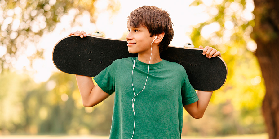 menino com skate para combater o estresse na adolescência 