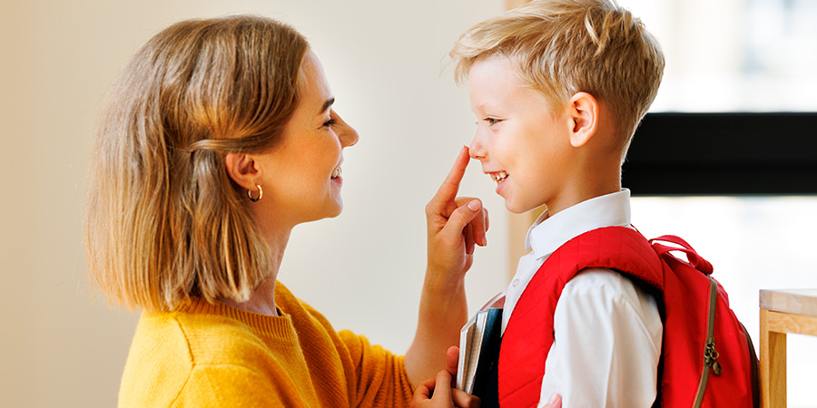 mãe e filho em conexão 
