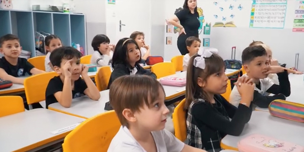 alunos em sala de aula 